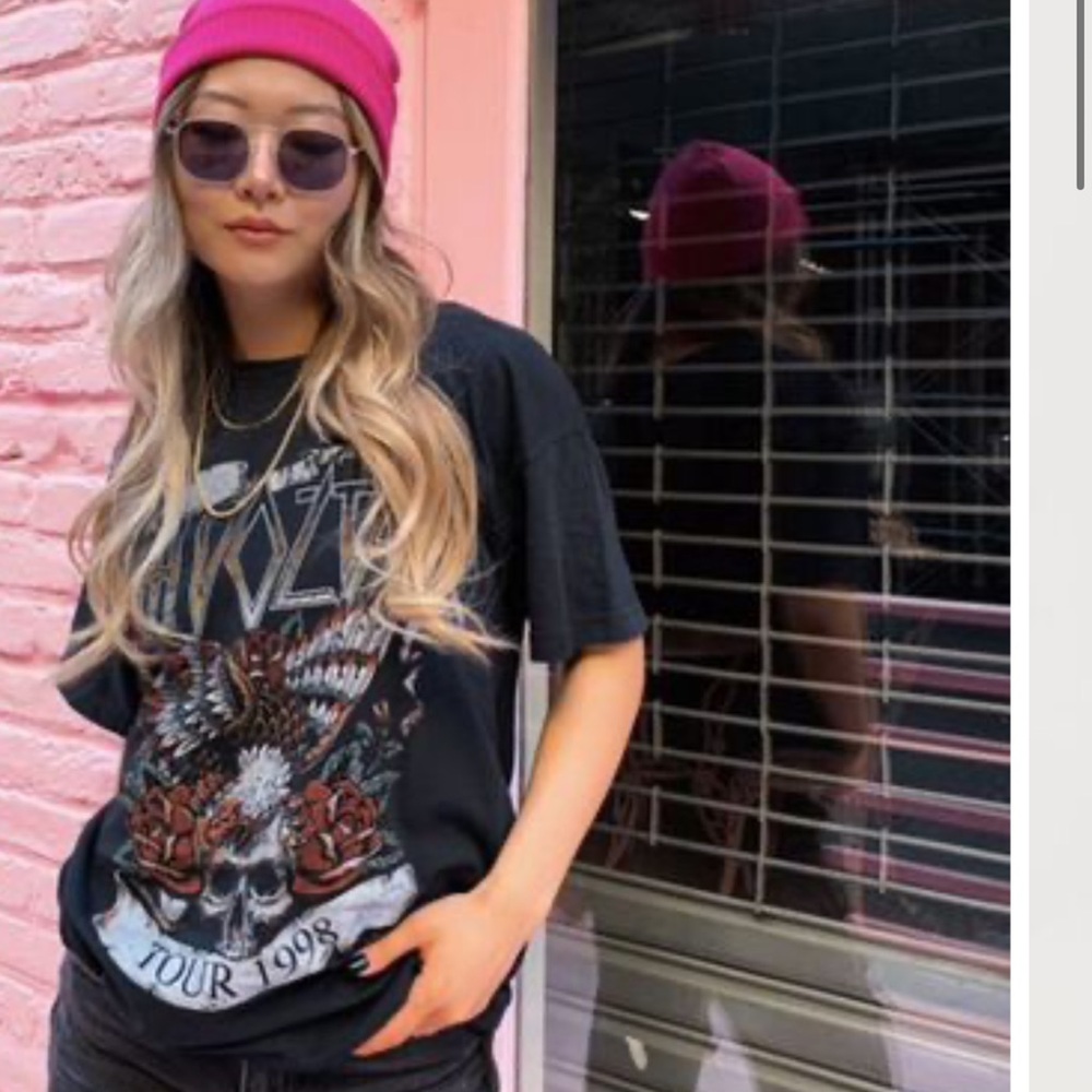Forever 21  Graphic Tee with Pink Beanie